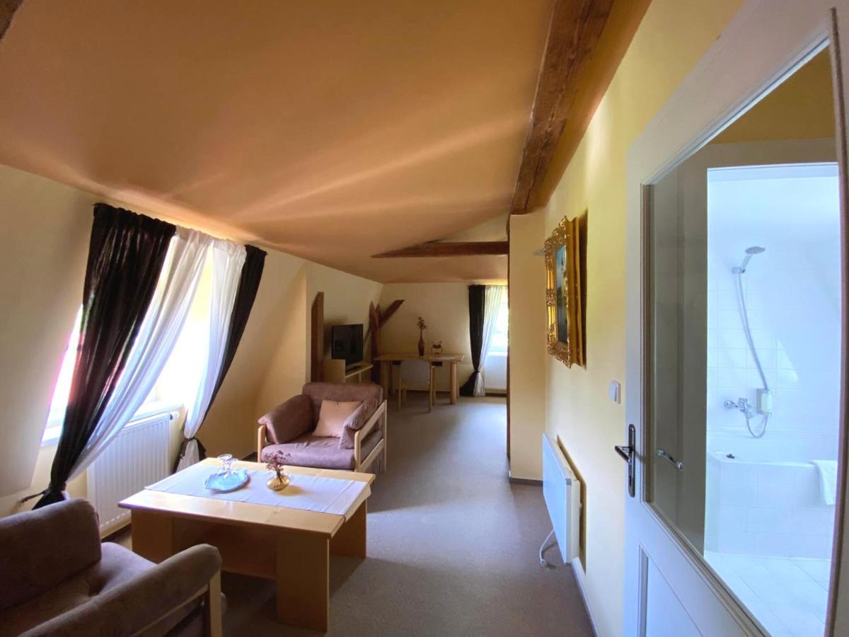 Hotel Zamecek Na Celadne Čeladná Kültér fotó